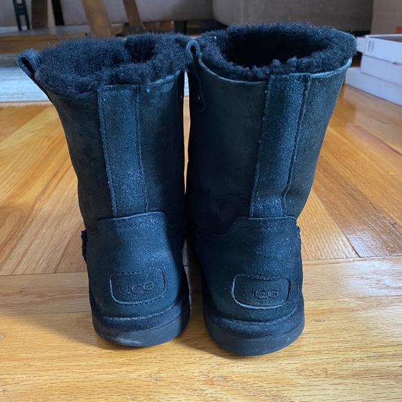 COPY - Black Uggs youth size 5 - Picture 1 of 4